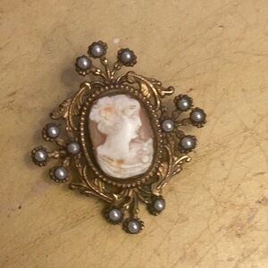Brooch.  Victorian Cameo Woman in rolled gold Setting
